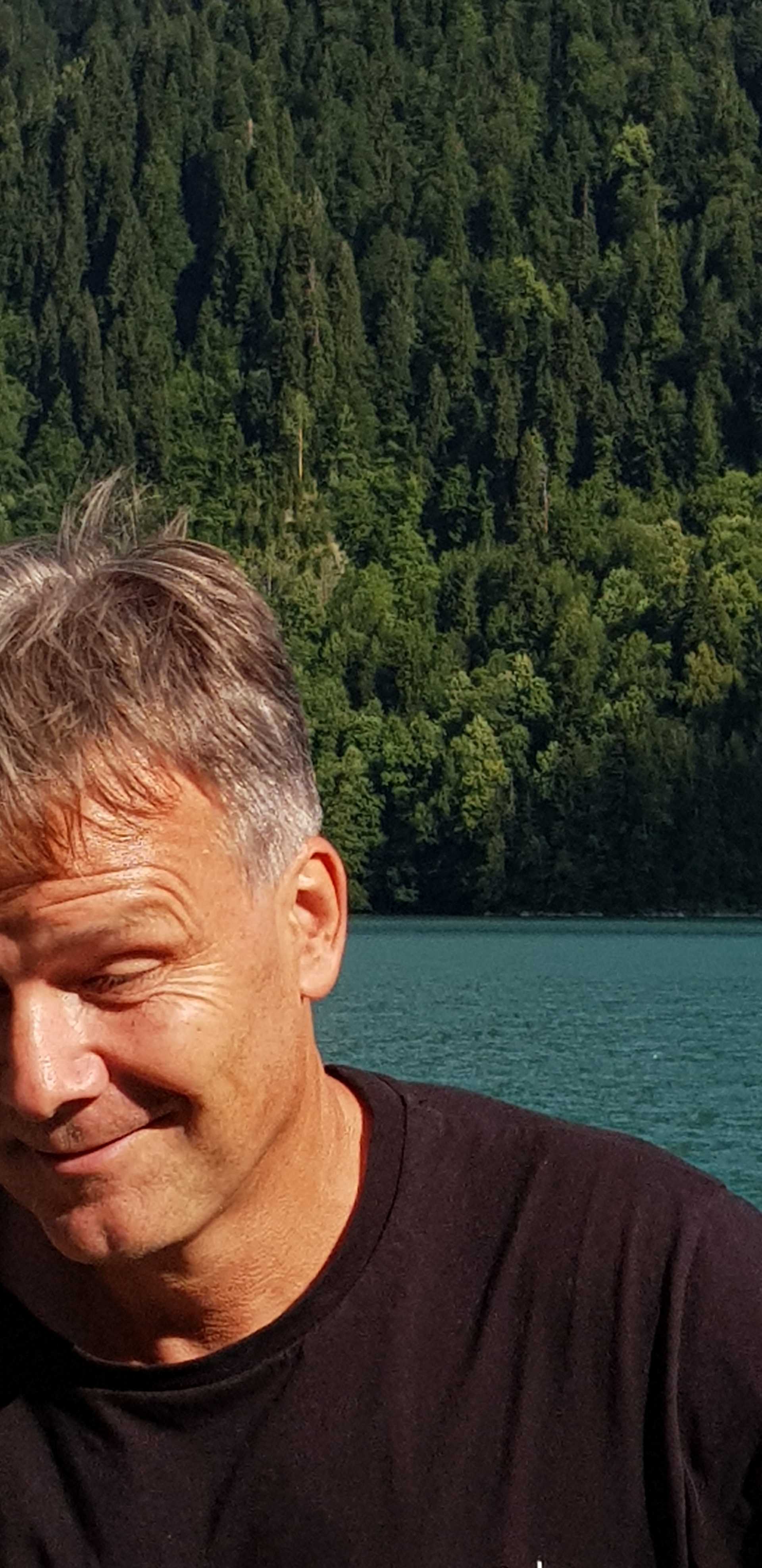 Wasser und üppiges Grün in einem naturnahen Garten